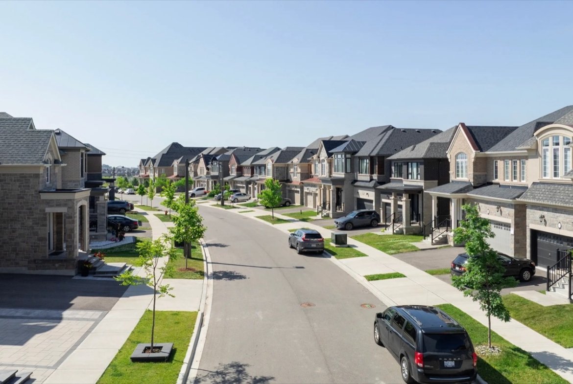Ivy Rouge Oakville by Rosehaven Homes - Streetscape & Exterior Rendering at Sixth Line & Burnhamthorpe | SG Homes